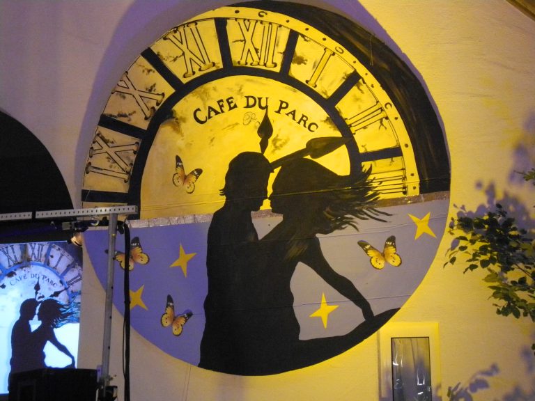 Bild "Cafe du Parc", Silhouette eines Pärchens vor einem Zifferblatt, 2017